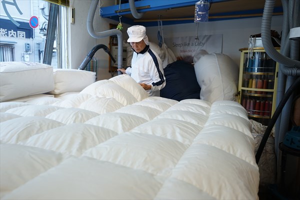 羽毛布団充填中リフォーム風景